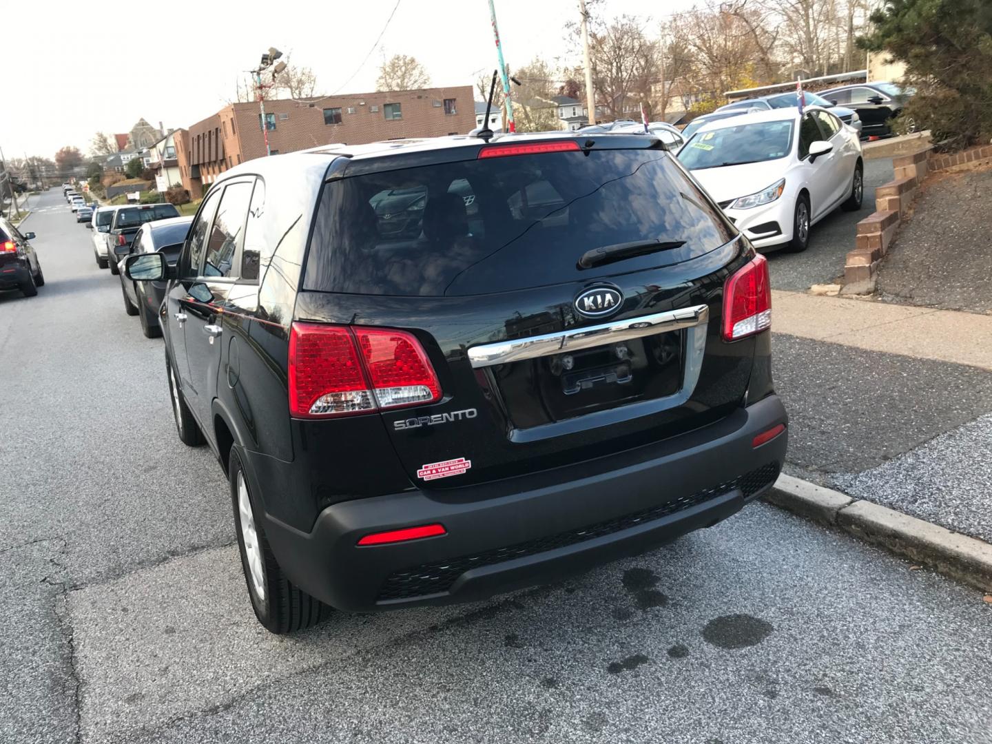 2011 Black /Gray Kia Sorento LX (5XYKT3A10BG) with an 2.4 V4 engine, Automatic transmission, located at 577 Chester Pike, Prospect Park, PA, 19076, (610) 237-1015, 39.886154, -75.302338 - Photo#5